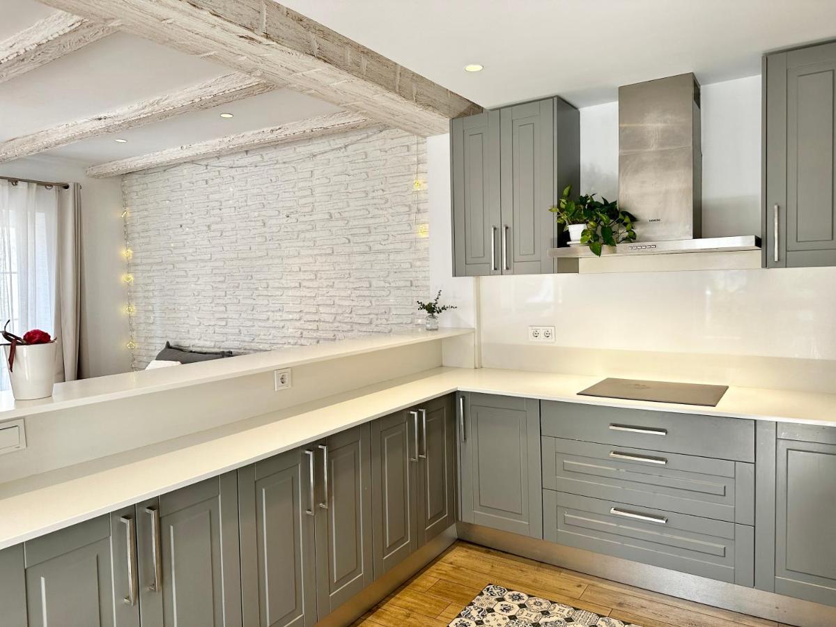 Old Town Modern Flat, 4 Minutes From Beach - Eaw Homes 마르베야 외부 사진